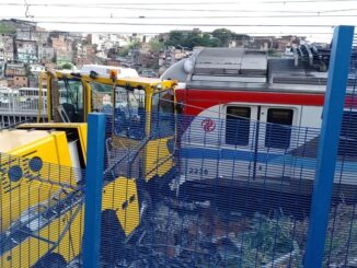 Metrô descarrila e tomba após bater em caminhão de serviço, em Salvador — Foto: Divulgação/Transalvador