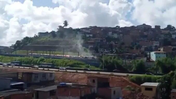 Registro dos moradores da região após o acidente entre trens do metrô em Salvador — Foto: Reprodução / Facebook