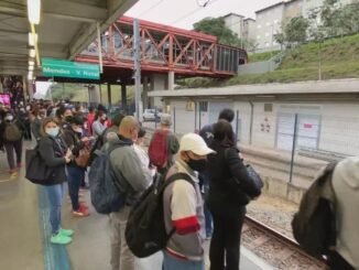 Em mais uma manhã de falhas na Linha 9 - Esmeralda, trens circulam com velocidade reduzida e lotam plataforma das estações — Foto: Reprodução/TV Globo