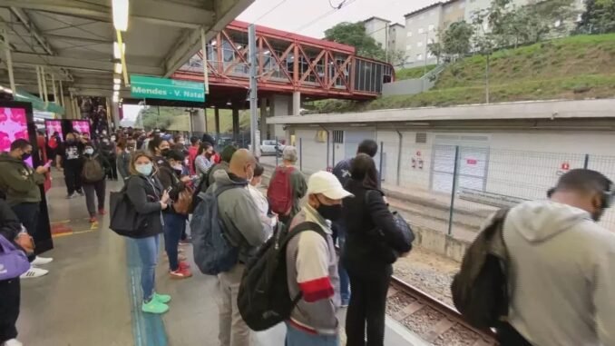 Em mais uma manhã de falhas na Linha 9 - Esmeralda, trens circulam com velocidade reduzida e lotam plataforma das estações — Foto: Reprodução/TV Globo