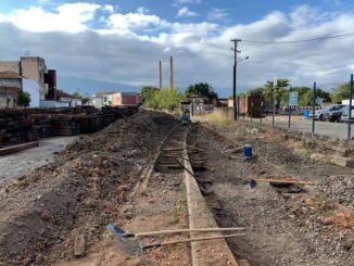 Trecho da área urbana de Cruzeiro (SP) em que equipe da ABPF desenterrou trilhos para recriar ferrovia - Divulgação/ABPF