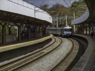 Trem se aproxima da estação Minas Shopping, em Belo Horizonte; linha 2 é aguardada há mais de 20 anos - Fernando Rodrigues