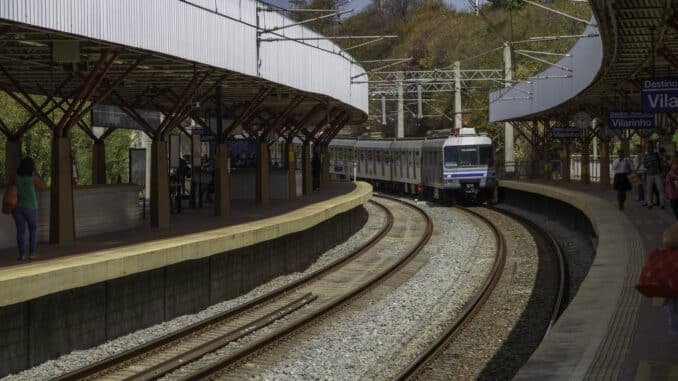 Trem se aproxima da estação Minas Shopping, em Belo Horizonte; linha 2 é aguardada há mais de 20 anos - Fernando Rodrigues