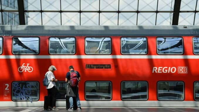 Pessoas em frente a plataforma de trem em Berlim - Annegret Hilse - 1°.jun.2022/Reuters
