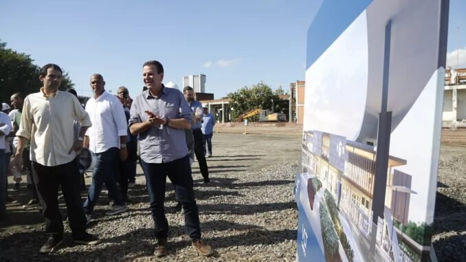 Prefeito Eduardo Paes acompanhou início das obras do terminal intermodal - Foto: Fabio Rossi