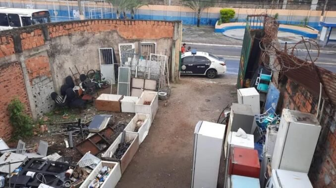 ferro-velho-1205 Regulamentação mira ferros-velhos no combate ao furto e à receptação de equipamentos de concessionárias de serviço público Divulgação/Polícia Civil
