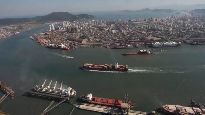 Fila de navios no porto de Santos: governo federal espera privatizá-lo até o fim deste ano — Foto: Anna Carolina Negri/Valor