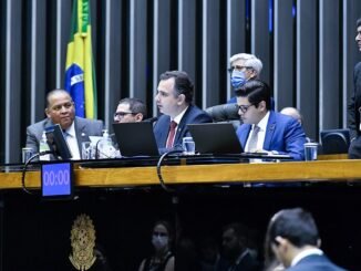 Parlamentares alegam que as duas pautas ainda carecem de discussão. O líder do governo no Congresso, senador Eduardo Gomes (à dir.), concordou e acatou o adiamento - Foto: Waldemir Barreto/Agência Senado