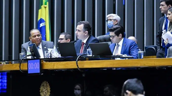 Parlamentares alegam que as duas pautas ainda carecem de discussão. O líder do governo no Congresso, senador Eduardo Gomes (à dir.), concordou e acatou o adiamento - Foto: Waldemir Barreto/Agência Senado
