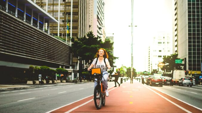 A geração Z vê a mobilidade ativa como uma forma de explorar a cidade. Foto: Getty Images