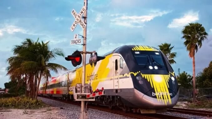 O trem da Brightline, que já serve à região de Miami, deverá chegar a Orlando e a Tampa, onde estão os parques Disney, Universal e SeaWorld Imagem: Divulgação/Brightline