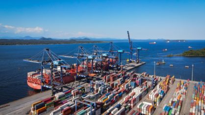 O terminal de contêineres de Paranaguá possui 16 linhas regulares de longo curso e movimentou 1,1 milhão de TEUs no ano passado (Crédito: TCP Divulgação)