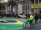 Ciclista aguarda a leitura das cartas pela democracia, em frente Faculdade de Direito do Largo São Francisco, na quinta-feira (11), em São Paulo - Caio Guatelli
