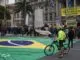 Ciclista aguarda a leitura das cartas pela democracia, em frente Faculdade de Direito do Largo São Francisco, na quinta-feira (11), em São Paulo - Caio Guatelli
