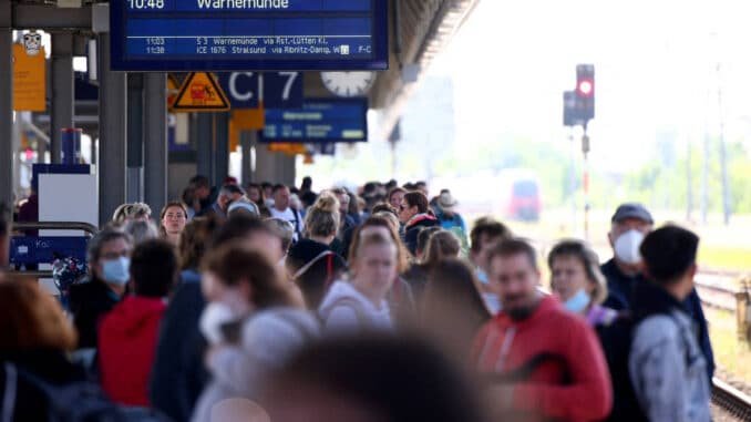 Multidão de passafeiros em plataforma de trem em Rostock, na Alemanha - Lisi Niesner - 4.jun.2022/Reuters