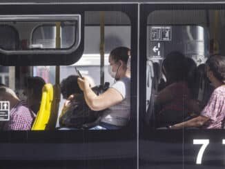 Passageira de ônibus usa celular em linha na avenida Paulista - Eduardo Knapp - 12.jul.22/Folhapress