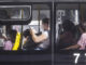Passageira de ônibus usa celular em linha na avenida Paulista - Eduardo Knapp - 12.jul.22/Folhapress