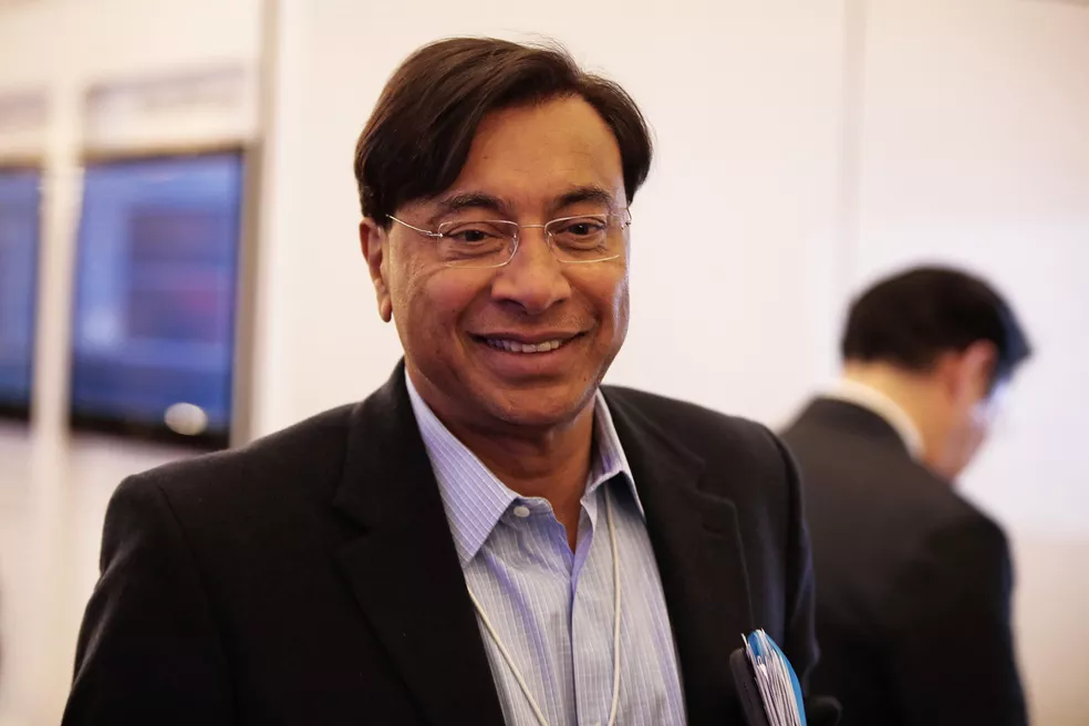 Lakshmi N. Mittal, da ArcelorMittal, administra com seu filho o maior grupo produtor de aço no Brasil — Foto: Bloomberg