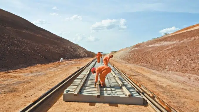 Legenda: A Construtora Marquise segue executado as obras da Transnordestina nos trechos cearenses da ferrovia Foto: Diário do Nordeste / Antônio Vicelmo