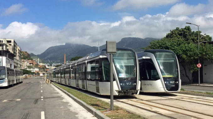 O VLT do Rio de Janeiro passa pelo centro da cidade e também percorre trechos próximos a estações do metrô. Foto: Divulgação