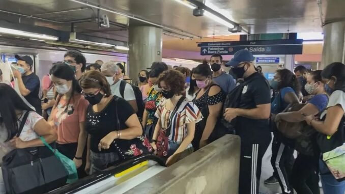 Escadas são o local onde mais acontecem acidentes nas estações de metrô da capital paulista — Foto: TV Globo/Reprodução