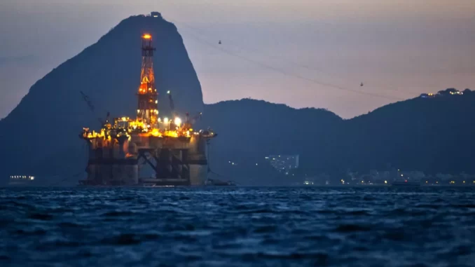 Plataforma de petróleo na Baía de Guanabara: investimentos podem reduzir custo de distribuição em R$ 2 bi/ano — Foto: Dado Galdieri/Bloomberg