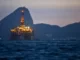 Plataforma de petróleo na Baía de Guanabara: investimentos podem reduzir custo de distribuição em R$ 2 bi/ano — Foto: Dado Galdieri/Bloomberg