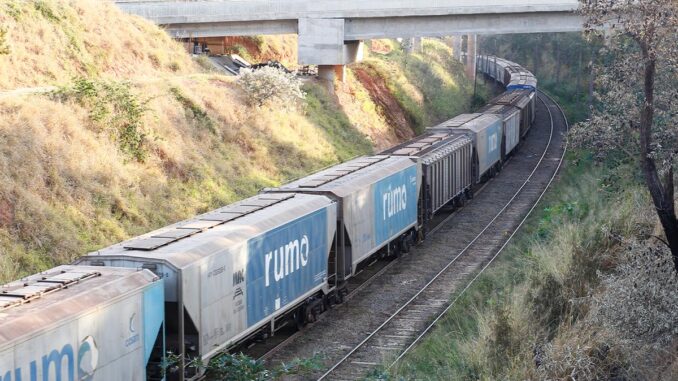 Falta de segurança às margens dos trilhos expõe ao risco os moradores do entorno da malha ferroviária em Campinas; a concessionária Rumo Malha Paulista, responsável pelas obras de ampliação do sistema, justificou que o atraso é consequência das dificuldades impostas pela pandemia (Gustavo Tilio)