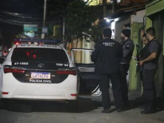 Policias em frente à casa de uma dos alvos da operação Fabiano Rocha / Agência O Globo