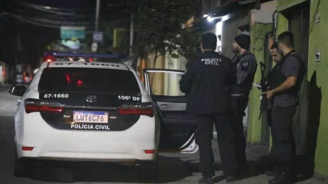 Policias em frente à casa de uma dos alvos da operação Fabiano Rocha / Agência O Globo