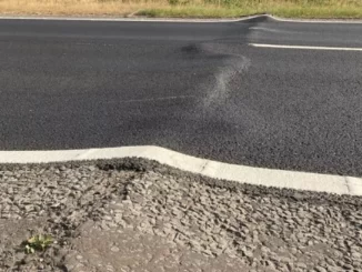 Forte calor derreteu o asfalto e formou uma grande ondulação na pista da rodovia A14, em Cambridge, Inglaterra, na Divulgação/Polícia de Cambridgeshire