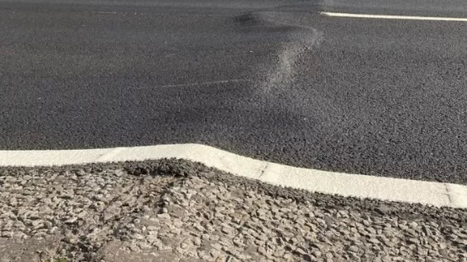Forte calor derreteu o asfalto e formou uma grande ondulação na pista da rodovia A14, em Cambridge, Inglaterra, na Divulgação/Polícia de Cambridgeshire