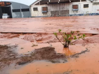 Chuva inviabiliza retirada de terra de trilhos em trecho da Vila Marcondes, em Presidente Prudente — Foto: Leonardo Bosisio/g1