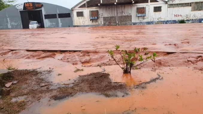 Chuva inviabiliza retirada de terra de trilhos em trecho da Vila Marcondes, em Presidente Prudente — Foto: Leonardo Bosisio/g1