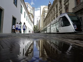 VLT passa entre prédios históricos da Sete de Setembro - Foto: Custodio Coimbra