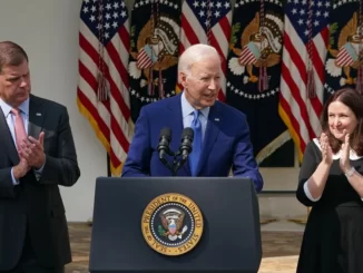 Presidente dos EUA, Joe Biden (C), ao lado do secretário do Trabalho, Marty Walsh (D), e de Celeste Drake, do Escritório de Gestão e Orçamento, na Casa Branca Mandel - Foto: Ngan/AFP