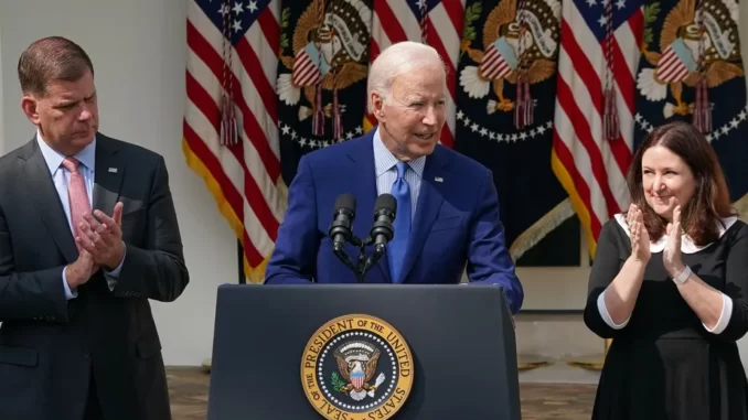 Presidente dos EUA, Joe Biden (C), ao lado do secretário do Trabalho, Marty Walsh (D), e de Celeste Drake, do Escritório de Gestão e Orçamento, na Casa Branca Mandel - Foto: Ngan/AFP