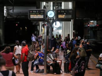 Espanhóis esperam por trens em plataforma de Madri - Isabel Infantes/Reuters