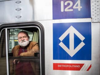 O engenheiro Claudio de Senna Frederico, 80, em trem do metrô no pátio do Jabaquara, na zona sul de São Paulo - Zanone Fraissat/Folhapress