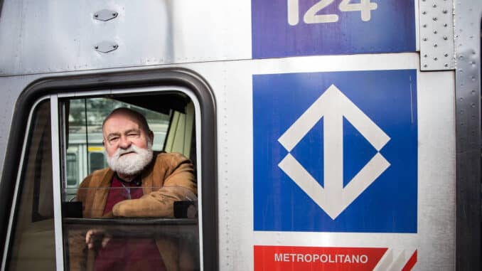 O engenheiro Claudio de Senna Frederico, 80, em trem do metrô no pátio do Jabaquara, na zona sul de São Paulo - Zanone Fraissat/Folhapress
