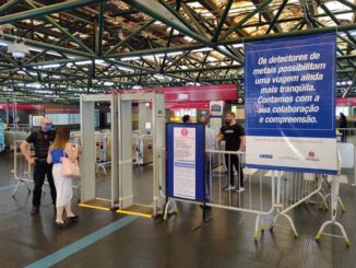 Segurança do metrô observa mulher passando pelo detector de metal na estação Dom Pedro 2º, da linha 2-Vermelha - Divulgação