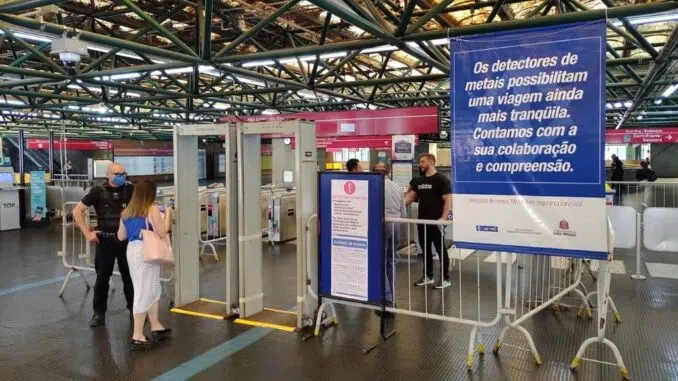 Segurança do metrô observa mulher passando pelo detector de metal na estação Dom Pedro 2º, da linha 2-Vermelha - Divulgação