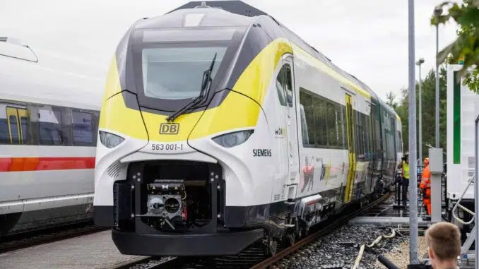 O trem movido a hidrogênio 'Mireo Plus H', do projeto conjunto 'H2goesRail' da Siemens Mobility e Deutsche Bahn, em apresentação no local de testes da Siemens em Wegberg, oeste da Alemanha - Bernd Lauter - 9.set.2022/AFP