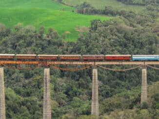Vista do Trem dos Vales atravessando um dos viadutos do passeio pelo Rio Grande do Sul Kadu Bernardi