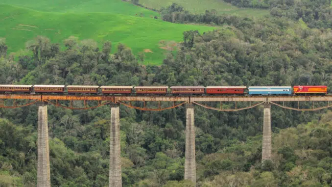 Vista do Trem dos Vales atravessando um dos viadutos do passeio pelo Rio Grande do Sul Kadu Bernardi