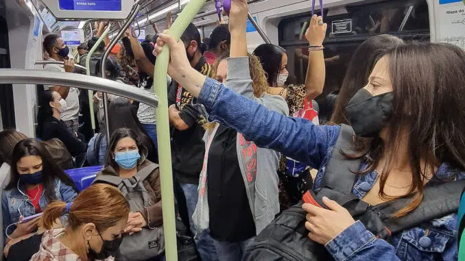 Visão interna de um vagão do metro linha 5-Lilas, em São Paulo - Rivaldo Gomes - 09.set.2022/ Folhapress
