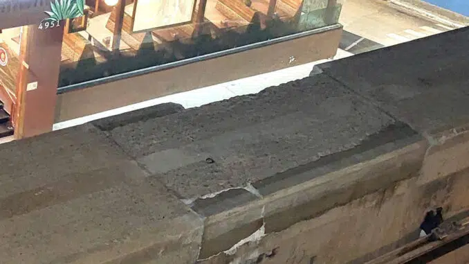 Viga da linha 15-prata após queda de um bloco de concreto sobre a ciclovia que fica embaixo, na avenida Professor Luiz Ignácio de Anhaia Melo, no trecho entre as estações Oratório e São Lucas na última quinta (22) - Reprodução/Diário do Transporte