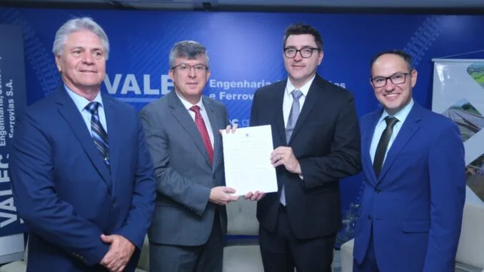 Da esq. para dir.: Aloisio Carneiro, diretor South America da Ensco; André Khun, presidente da Valec; Matthew Dick, da Ensco, e Alex Trevizan, diretor de Negócios da Valec