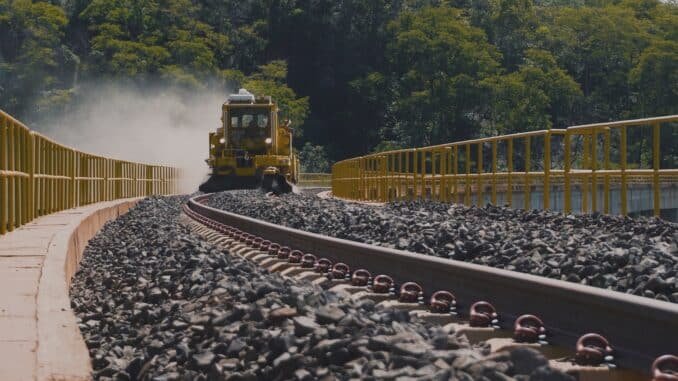 Reguladora ferroviária da Prumo Engenharia, fabricada pela Plasser, em operação na ferrovia