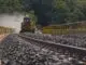 Reguladora ferroviária da Prumo Engenharia, fabricada pela Plasser, em operação na ferrovia